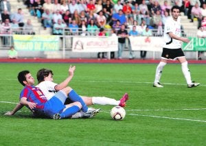 Una jugada del partido de ayer del Yeclano en Mieres contra el Caudal. ::
EL COMERCIO/