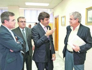 Pedro Pablo Hernández (tercero por la izquierda) conversa con Miguel del Toro. :: P. SÁNCHEZ / AGM/