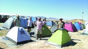 Vecinos de La Murada que mantienen sus tiendas en el 'Campamento de la Salud' situado cerca de las instalaciones de Proambiente. ::
FRAN
ONRUBIA/