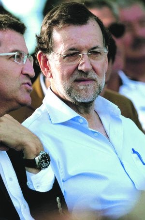 Mariano Rajoy y el presidente de la Xunta, Alberto Núñez Feijóo, en el acto del PP celebrado ayer en Soutomaior.
:: S. SAS / EFE/