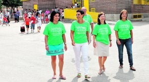 Profesores del colegio Federico de Arce de Murcia con la camiseta de apoyo a la enseñanza pública. ::
EDU BOTELLA /AGM/