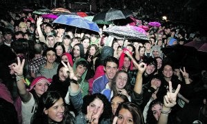 El público, ayer, en la plaza de toros de Murcia, fiel pese a la lluvia. :: FRAN MANZANERA / AGM/