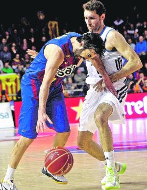 Navarro intenta superar a Rudy Fernández, ayer. ::
EFE/