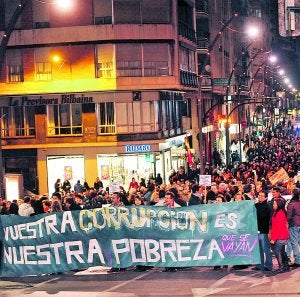 Manifestantes contra la corrupción, ayer en Murcia. :: I. SÁNCHEZ / AGM/