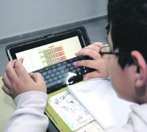 Un alumno del IES Alquibla con una tableta. :: FRAN MANZANERA/