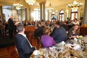 El cardenal Antonio Cañizares Llovera pronuncia su conferencia ante los invitados al Foro Nueva Murcia en el Salón de Te del Casino. :: FRAN MANZANERA/ AGM/