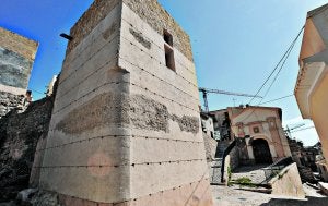 Así ha quedado la torre Rojano tras su restauración diferenciando la parte islámica de tapial de la cristiana. :: PACO ALONSO / AGM/
