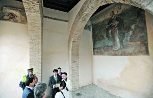 La restauración de 2007 del Porche de San Antonio recuperó la imagen de San Ginés. ::
PACO ALONSO /
AGM/