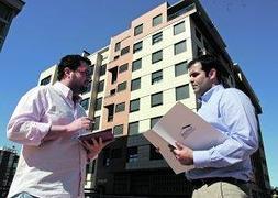 Juan Ángel Prieto y Miguel González-Palazón, de Itemur, ayer frente a una promoción de Imvi 2013 que será inspeccionada. :: V.VICENS / AGM/