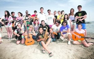 Los integrantes del grupo Maldita Nerea, junto a los jóvenes participantes en el campamento. :: J. M. RODRÍGUEZ / AGM/