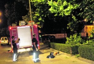 Una unidad de bomberos atiende los desperfectos de la caída de ramas que también provocó el tornado. :: I. M./