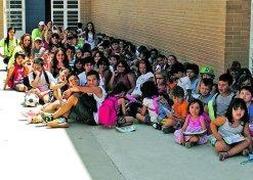 Algunos de los niños que participan en esta escuela de conciliación. :: LV/