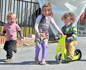 Tres niños juegan en una calle de Órgiva./