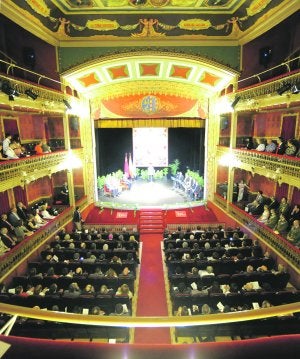 Celebración del Día de la Región en Jumilla, el año pasado, en el Teatro Vico. ::
G. CARRIÓN / AGM/
