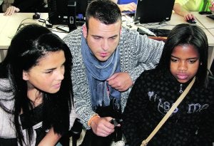 Francisco Fuentes, voluntario y empleado de Iberdrola en la Región, con dos alumnas en Brasil./