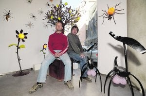 Javier Borgoñós e Ismael Cerezo, Flyppy, a la sombra de su limonero y junto a las tetudas cabras, en Cuadros López. :: Nacho García/AGM/