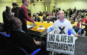 Los asistentes a la asamblea general de la Plataforma, ayer, en el IES Mariano Baquero. :: ALFONSO DURÁN/