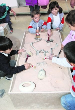 Alumnos de Primaria participan en una actividad de la Semana de la Ciencia, en una foto de archivo. :: A. D./