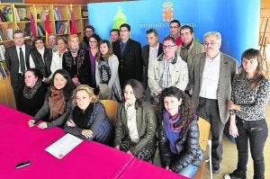 Las ediles Adela Martínez-Cachá y Lola Sánchez con representantes de los 21 centros. :: VICENTE VICÉNS/