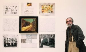 Isidoro Valcárcel Medina, ayer junto a su instalación artística en el Museo de Bellas Artes de Murcia (Mubam). :: ENRIQUE MARTÍNEZ BUESO/