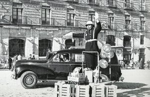 Genial. El guardia de Martínez Tornel, en Navidad, en una de las fotos de Juan López que estos días se exponen en Las Claras./
