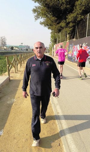 Alberto Garre, de caminata por la mota del Río, ayer. :: NACHO GARCÍA / AGM/