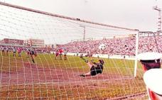 Miguel Gregori marca uno de los dos tantos de penalti que anotó la tarde del primer ascenso a Segunda B, el 25 de mayo de 1980 ante el Quart de Poblet, en un abarrotado Almarjal, con 9.000 espectadores en las gradas./ARCHIVO LA VERDAD