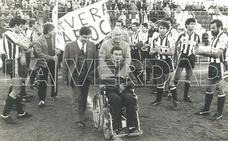 José Manuel Aroca sale al terreno de juego del Almarjal en silla de ruedas antes del partido homenaje que el Cartagena FC organizó el día de Reyes de 1987. El rival fue el Racing White belga./archivo la verdad
