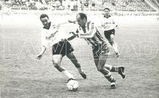 Manolo Requena persigue al argentino Moner, en un partido ante el Atlético de Madrid B jugado el 16 de febrero de 1992 en el Vicente Calderón./archivo la verdad