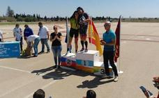 En el podium, dos de las vencedoras de las pruebas de patinaje de velocidad en San Javier./