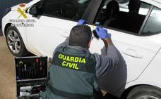 Un agente de la Guardia Civil inspecciona uno de los vehículos robados./Guardia Civil
