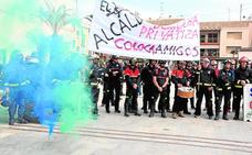 Un grupo de bomberos, ayer, durante la protesta frente al Ayuntamiento de San Javier./A. SALAS