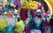Profusión de color en la comparsa Río, con la reina de Carnaval al fondo./A.Salas