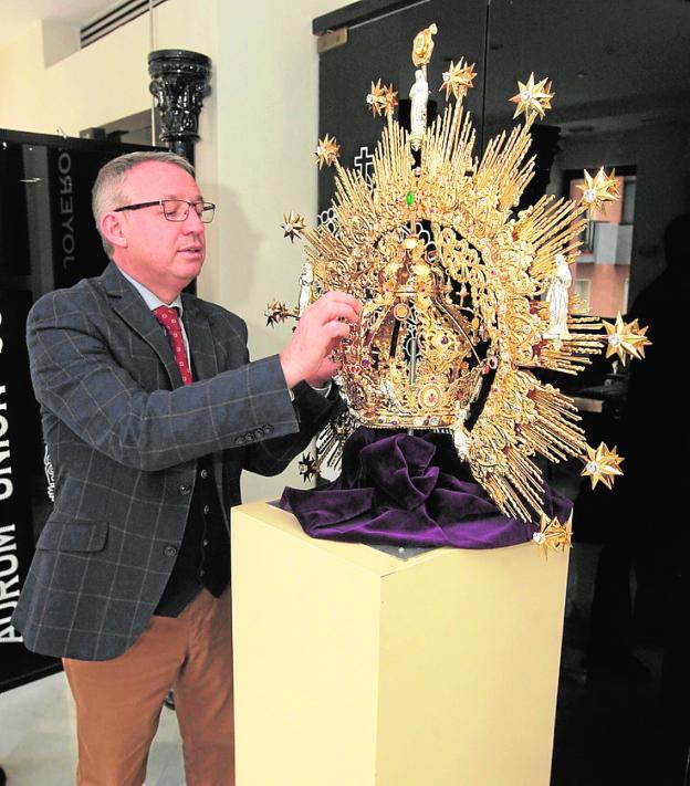 Francisco Caparrós, en su joyería con la corona./P. Martínez / AGM