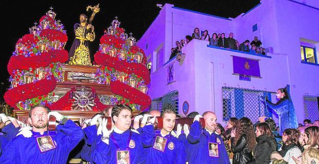 La cantaora Miriam Cantero interpreta una saeta, en la salida del Nazareno de la Pescadería. / pablo sánchez / agm