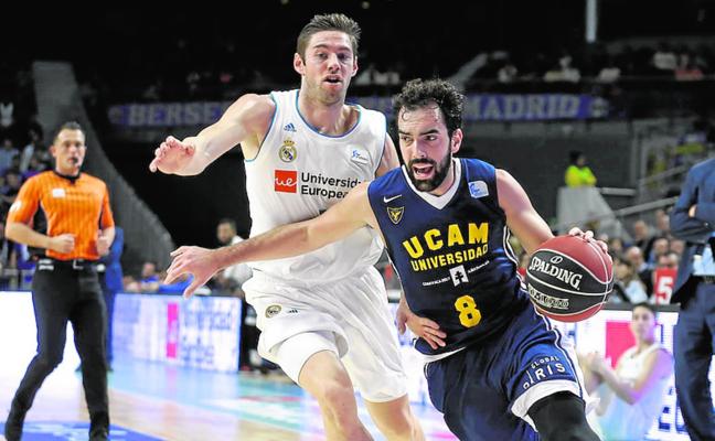 Benite avanza presionado por Causeur, en el partido de ida./ACB