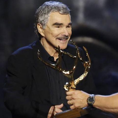 Burt Reynolds recoge un premio en 2013./Reuters