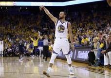 Stephen Curry lanza a canasta ante los Pelicans./Afp
