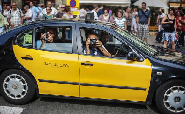 romántico pista horno Los taxistas de Barcelona no podrán trabajar en bermudas, tirantes ni  chancletas | La Verdad