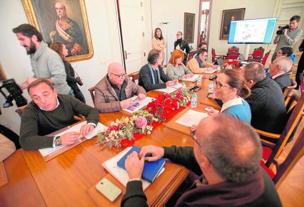 Reunión de los grupos municipales con los técnicos, ayer en el Palacio Consistorial. / antonio gil / agm