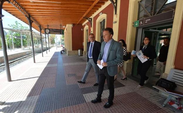 Fulgencio Gil Jodar, alcalde de Lorca, en la estación de tren en una imagen de archivo. /P. Alonso/ aGM