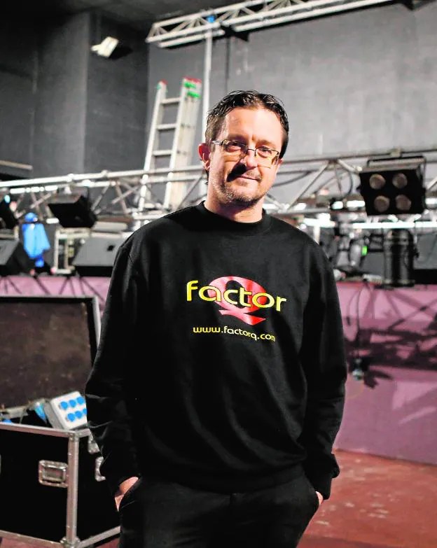 Isaac Vivero, en el 'backstage' de un concierto. / Edu Botella / AGM