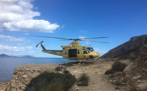 El helicoptero, preparado para rescatar al turista accidentado en Cabo Tiñoso.