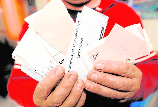 Un vecino de Benizar muestra papeletas electorales rotas. / LV