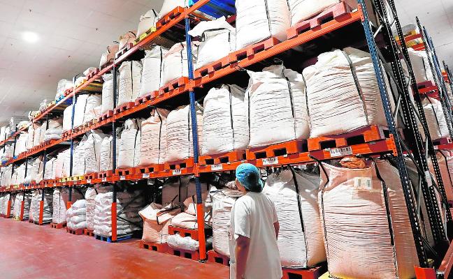 Pimentón semielaborado listo para el envasado final y su envío al cliente, en las instalaciones de Espinardo de J. J. Albarracín./EDU BOTELLA / AGM