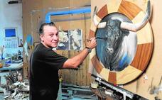 El pintor Nicolás de Maya, en su taller de Cehegín, pinta la cabeza de un toro de lidia, el pasado miércoles./nacho garcía / agm