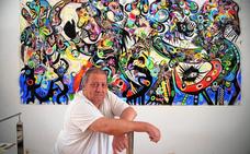El artista ciezano José Lucas, en su estudio de Puerto de Mazarrón, el pasado fin de semana./antonio gil / agm