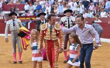 Las hija de Rafaelillo, Claudia y Valeria, dando la vuelta al ruedo con Antonio Ferrera./NACHO GARCÍA / agm