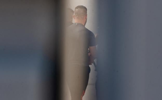 'El Argelino' y 'Hdidan', los dos sospechosos, ayer, llegando al juzgado de Mula conducidos por guardias civiles. / javier carrión / agm