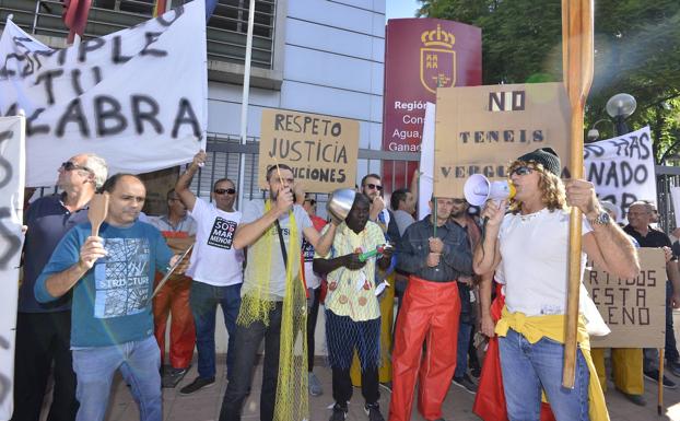 Imagen de la protesta a las puertas de la Consejería de Agricultura./Vicente Vicéns / AGM